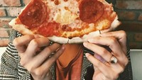 Wah, pizzanya gede banget! Muka Tara Basro jadi nggak kelihatan, deh. Foto: Instagram @tarabasro