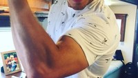 Lengan Chris yang dulu besar karena lemak kini terlihat besar dan kencang karena otot. (Foto: Instagram/prattprattpratt) 