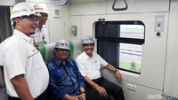 Menko Kemaritiman Luhut Panjaitan dan Menteri Perindustrian Airlangga Hartarto menjalan kursi kereta LRT Jabodebek. Sugeng Harianto/detikcom.