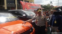 Total ada sembilan kendaraan roda empat yang disita polisi dari kasus ini (Foto: Dony Indra Ramadhan)