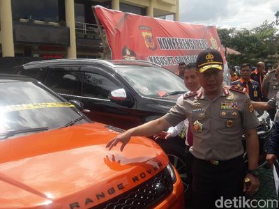 Bukti Penipuan Travel Umrah PT SBL: Tumpukan Duit Sampai Mobil Mewah