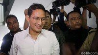 Wakil Gubernur DKI Jakarta Sandiaga Uno tampil dengan mengenakan seragam Gerindra dan berkalung saat memenuhi panggilan untuk pemeriksaan kasus dugaan penggelapan tanah di Curug, Tangerang.