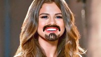 Kira-kira apa pendapat Justin Bieber saat melihat foto Selena Gomez dengan kumis dan jenggot. (Dok. Bored Panda)