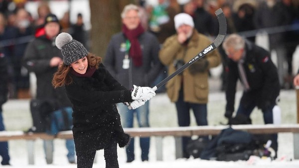 Lagi Hamil, Kate Middleton Asyik Main Hoki di Swedia