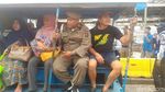 Ramai-ramai Menumpang Mobil Satpol PP di Tanah Abang