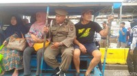 Mobil patroli ini pun mengambil rute yang sama dengan bus TransJ Tanah Abang Explorer.