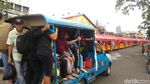 Ramai-ramai Menumpang Mobil Satpol PP di Tanah Abang