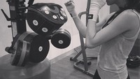 Tidak lupa juga Nabila latihan aerobik membakar kalori lebih banyak lewat boxing. (Instagram/nsyakieb85)