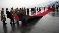 Ini foto persiapan jelang Jokowi mendarat di Afghanistan. Petugas tampak menggelar karpet merah untuk menyambut kedatangan Jokowi (Foto: REUTERS/Massoud Hossaini/Pool)