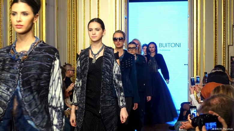 Pertama Kali, Desainer Indonesia Diundang ke Paris Fashion Show Pertama Kali, Desainer Indonesia Diundang ke Paris Fashion Show