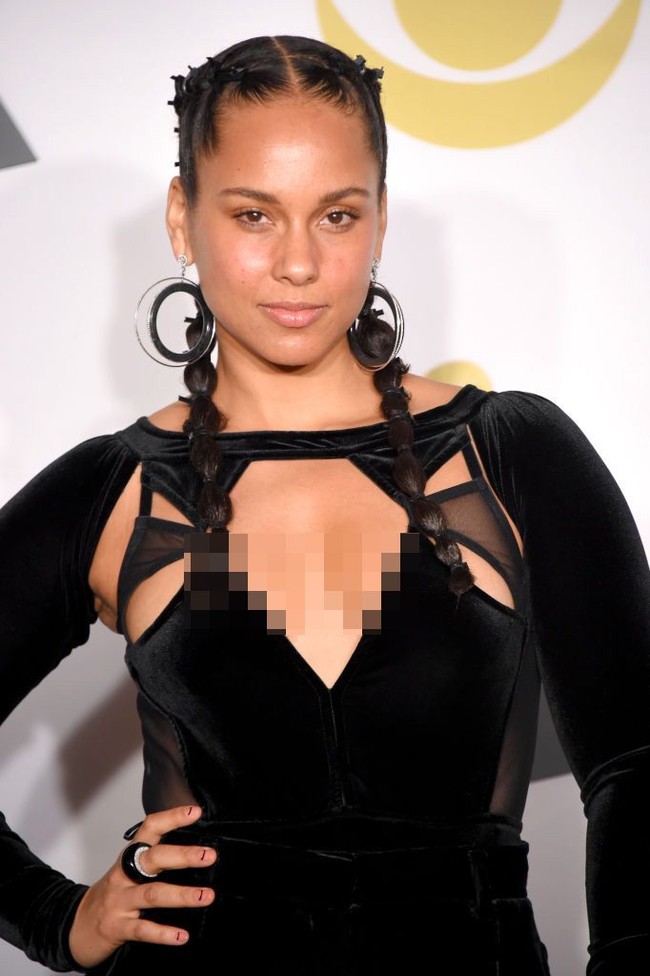 Alicia Keys menata rambutnya dengan kepang dua. Foto: Getty Images