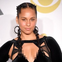 Alicia Keys menata rambutnya dengan kepang dua. Foto: Getty Images