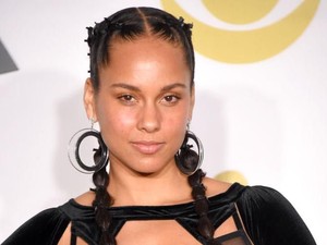 Jadi Host Grammy 2019, Inilah Pesona Alicia Keys Tanpa Makeup di Karpet Merah