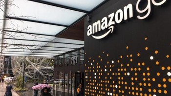 Bagi karyawan yang ingin belanja, juga disediakan Amazon Go yang praktis. Berbelanja hanya dengan ponsel dan tidak membutuhkan kasir. (Foto: Dok. techrunch/Devin Coldewey)