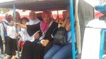 Ramai-ramai Menumpang Mobil Satpol PP di Tanah Abang