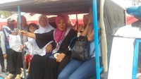 Warga menggunakan tawaran jasa Satpol PP untuk menelusuri kawasan Tanah Abang, Jakarta Pusat.