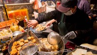 Stinky Tofu ialah tahu yang difermentasi sehingga menghasilkan aroma yang agak busuk. Meskipun begitu, orang Taiwan sangat menyukainya. Dan disajikan bersama dengan saus yang gurih asam dan pedas. Mau coba? Foto: Istimewa