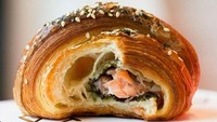 Croissant sushi jadi salah satu pilihan croissant gurih. Isinya potongan salmon dan lembaran nori. Sebagai topping, dibubuhi juga taburan nori halus dan wijen panggang. Foto: Istimewa