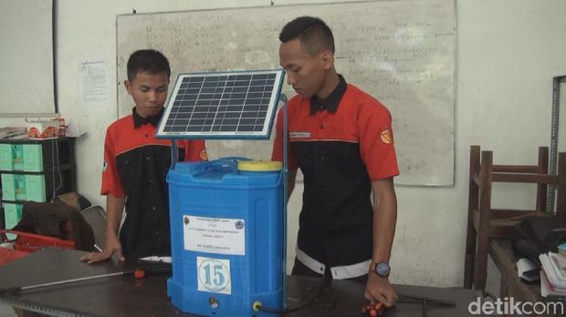 Alat penyemprot tenaga surya/