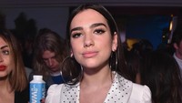 Dua Lipa yang begitu cantik dengan busana serba putihnya. Foto: Getty Images