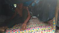 Miris, Kakek Nenek di Cirebon Ini Tinggal di Gubuk Terpal