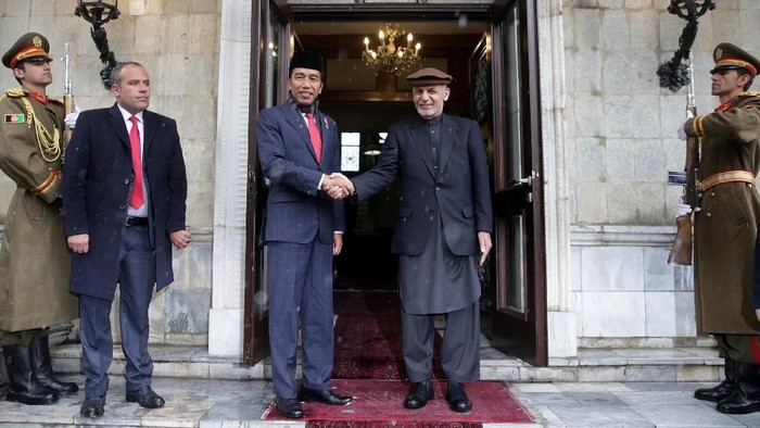 Presiden Joko Widodo melakukan kunjungan ke Afghanistan, Senin (29/1/2018). Jokowi disambut langsung oleh Presiden Afghanistan Ashraf Ghani. Begini suasana penyambutannya.