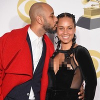 Saat selebriti lain berlomba-lomba pakai makeup tebal untuk acara Grammy Awards 2018, beberapa hari lalu, Alicia Keys memilih tampil tanpa makeup. Foto: Getty Images