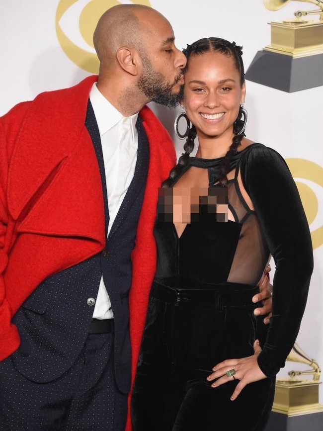 Saat selebriti lain berlomba-lomba pakai makeup tebal untuk acara Grammy Awards 2018, beberapa hari lalu, Alicia Keys memilih tampil tanpa makeup. Foto: Getty Images