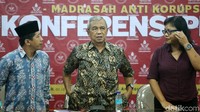 Selain Busyro, hadir pula pengajar hukum tata negara Bivitri Susanti (kanan) dan Direktur Madrasah Anti Korupsi PP Pemuda Muhammadiyah, Virgo Sulianto Gohardi (kiri).