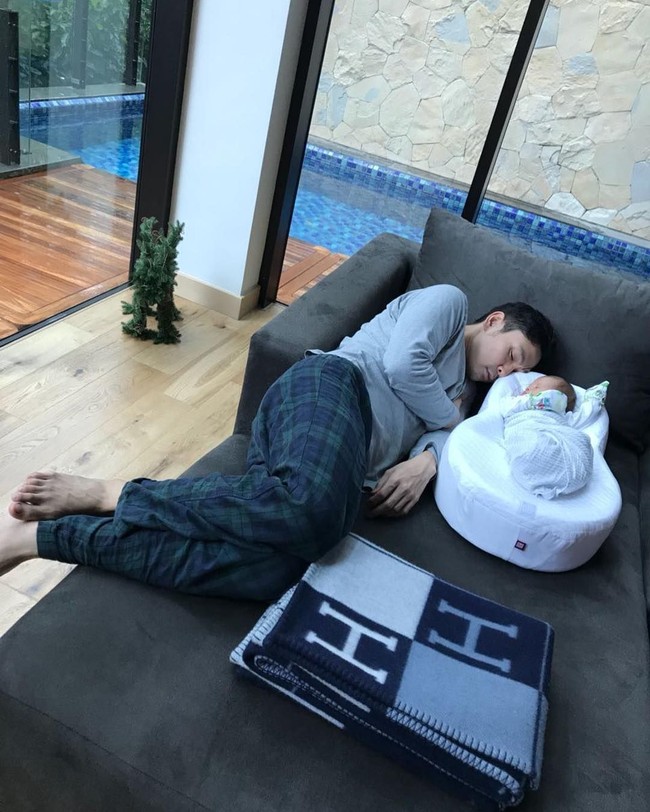 Bayi Raphael Moeis tampak pulas tertidur ditemani sang ayah, Harvey Moeis. Keduanya tampak ditemani selimut Hermes yang harganya mulai dari US$ 990 hingga US$ 3.500. Foto: Instagram