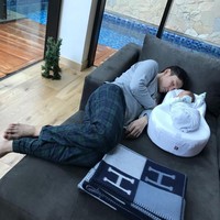 Bayi Raphael Moeis tampak pulas tertidur ditemani sang ayah, Harvey Moeis. Keduanya tampak ditemani selimut Hermes yang harganya mulai dari US$ 990 hingga US$ 3.500. Foto: Instagram