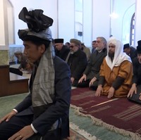 Presiden Jokowi memakai turban saat salat dan menjadi imam di sebuah masjid di Kabul, Afghanistan, baru-baru ini. Turban tersebut adalah pemberian Presiden Afghanistan Ashraf Ghani. (Foto: Screenshot video Setpres)