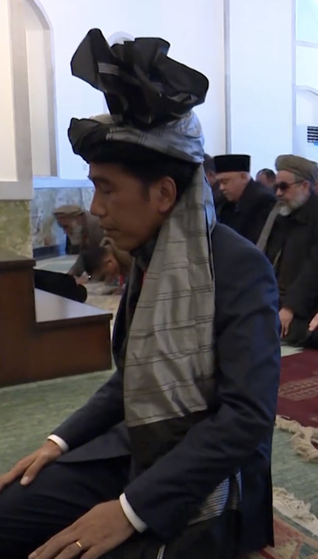 Presiden Jokowi memakai turban saat salat dan menjadi imam di sebuah masjid di Kabul, Afghanistan, baru-baru ini. Turban tersebut adalah pemberian Presiden Afghanistan Ashraf Ghani. (Foto: Screenshot video Setpres)