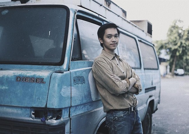 Kemeja longgar yang dimasukkan ke dalam celana jeans juga banyak diperlihatkan di film Dilan 1990. Gaya seperti ini sangat identik dengan gaya remaja tahun 90-an. Biasanya mereka memakai celana gombrong dan ikat pinggang kulit. Foto: Instagram