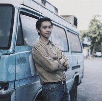 Kemeja longgar yang dimasukkan ke dalam celana jeans juga banyak diperlihatkan di film Dilan 1990. Gaya seperti ini sangat identik dengan gaya remaja tahun 90-an. Biasanya mereka memakai celana gombrong dan ikat pinggang kulit. Foto: Instagram