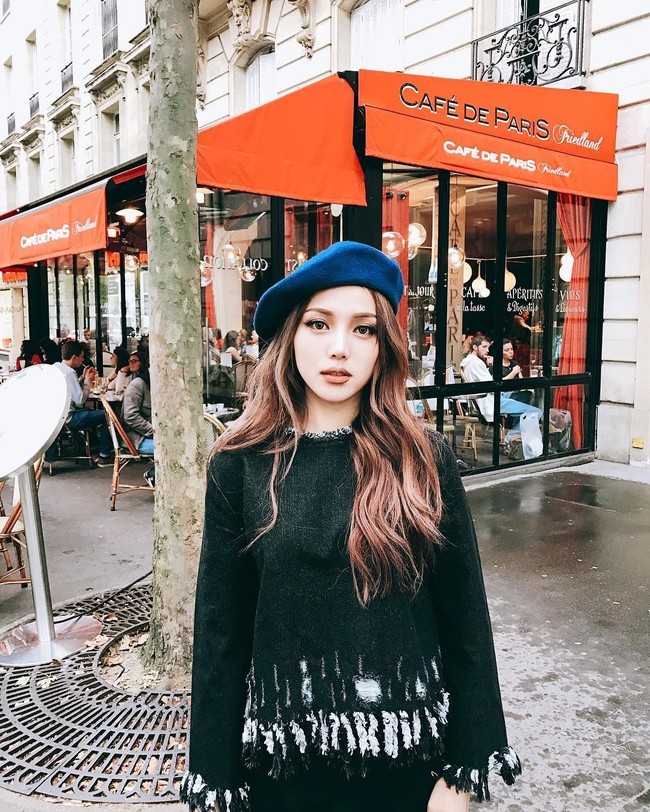 Pada foto-foto yang diposting di Instagramnya, Pony terlihat menjalani gaya hidup mewah. Ia pun menujukkan beberapa foto liburannya ke Shanghai hingga Paris. Foto: Instagram