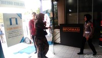 Di pintu masuk, petugas jaga akan menginformasikan kepada pemohon SIM bahwa ID card itu bisa dimanfaatkan kegunaannya dengan mengunduh cARe di play store. Saat sedang menunggu pengurusan SIM itulah ID card yang tersemat teknologi AR itu bisa dimanfaatkan.