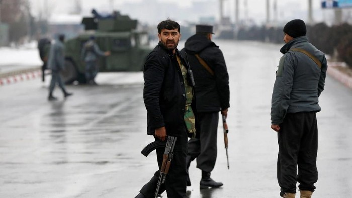 Afghan policemen keep watch near the site of an attack at the Marshal Fahim military academy in Kabul, Afghanistan January 29, 2018.REUTERS/Mohammad Ismail