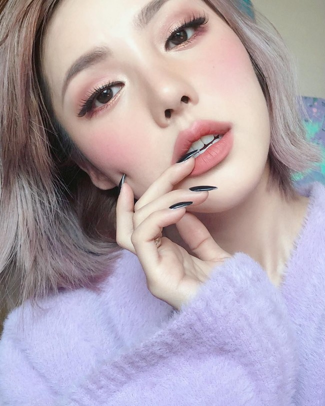 Wanita berusia 26 tahun ini mengukir kesuksesan untuk dirinya sendiri dengan pengetahuan tentang produk makeup dan kecantikan yang hampir seperti ensiklopedia. Foto: Instagram
