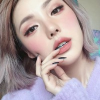 Wanita berusia 26 tahun ini mengukir kesuksesan untuk dirinya sendiri dengan pengetahuan tentang produk makeup dan kecantikan yang hampir seperti ensiklopedia. Foto: Instagram