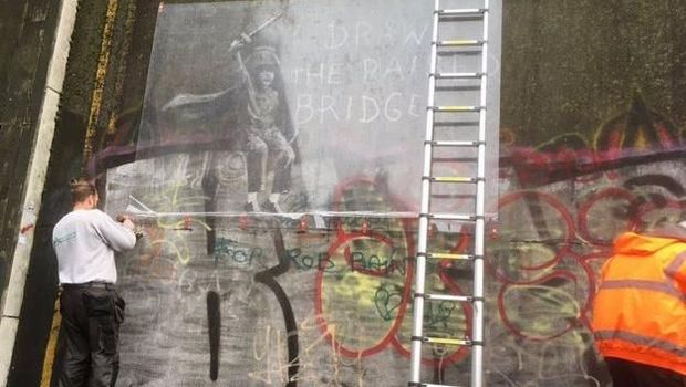 Tak Pernah Tertangkap Kamera 20 Tahun, Inikah Sosok Seniman Jalanan Banksy?