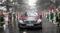 Sementara itu, setibanya di Istana Arg Kabul, mobil Jokowi dan rombongan disambut warga Afghanistan. Warga pun antusias menyambut kedatangan Jokowi sambil melambaikan bendera merah putih dan bendera Afghanistan. (Foto: Dok. Reuters)