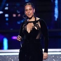 Gerakan tak pakai makeup memang sudah diterapkan Alicia Keys sejak dua tahun lalu. Foto: Getty Images