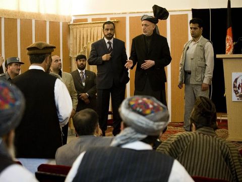 Mantan Presiden Afghanistan Hamid Karzai saat berbicara di depan publik.