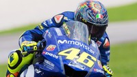 Helm milik Valentino Rossi terinspirasi dari seni tradisional Huichol asal Meksiko. Helm tersebut menampilkan efek manik-manik penuh warna dengan bermacam-macam simbol. Foto: Mirco Lazzari gp/Getty Images