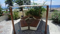 Selain di dalam toko, traveler juga bisa menikmati es krim di bangku-bangku bertenda di luar. Sembari jajan es krim, bisa melihat pemandangan Pantai Luwuk yang aduhai. (Wahyu/detikTravel)