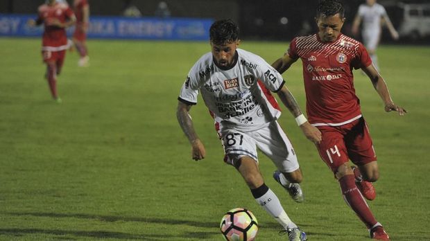  Ismed Sofyan (kanan) bersyukur laga melawan Persib kembali digelar from Jakarta. 