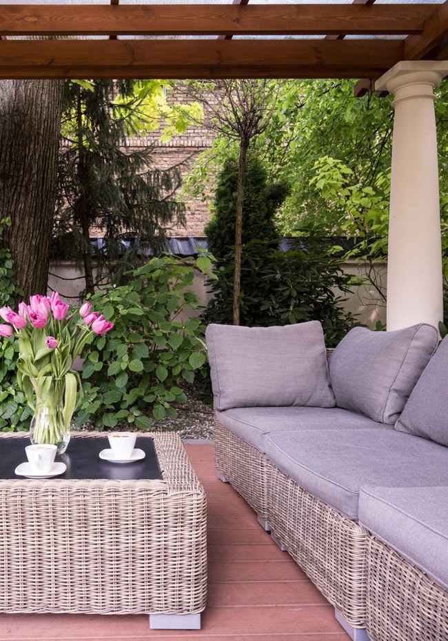 Sentuhan ultraviolet untuk area duduk di teras rumah Anda. (Foto: Instagram)