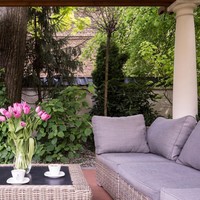 Sentuhan ultraviolet untuk area duduk di teras rumah Anda. (Foto: Instagram)