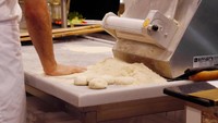 Ada dua koki yang mengolah pesanan pengunjung, dengan oven tradisional (Kurnia/detikTravel)